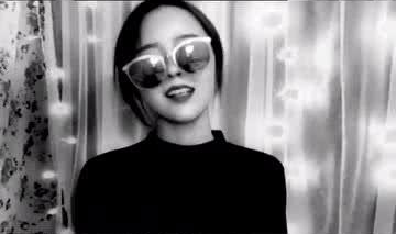 小姐姐戴墨镜酷酷的,时尚与个性的完美融合