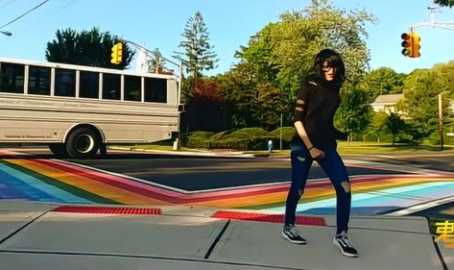 国外两个小姐姐跳鬼步舞,两位国外小姐姐的鬼步舞风采