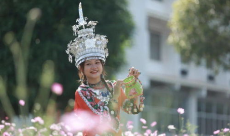 侗族小姐姐说侗话怎么说,侗族小姐姐用侗话交流的温馨瞬间