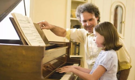 弹钢琴的小姐姐侧脸图,弹钢琴小姐姐的优雅瞬间