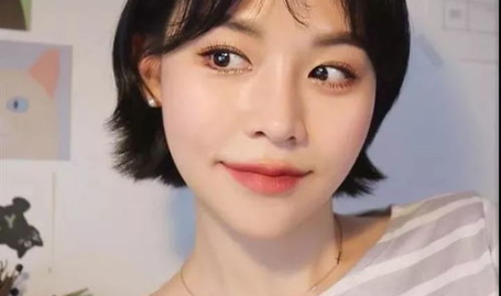 居家小姐姐短发图片,居家小姐姐的时尚演绎